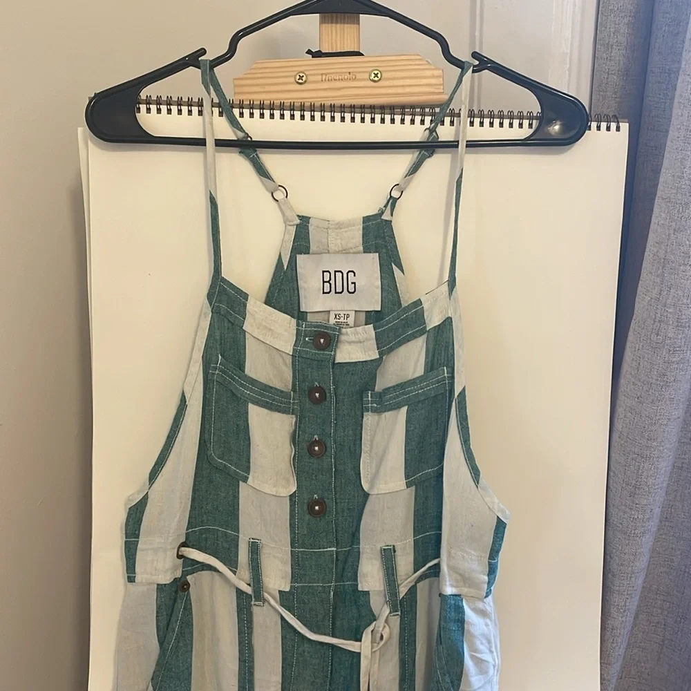 NWOT Green and White UO Bailey Linen Overalls Size XS